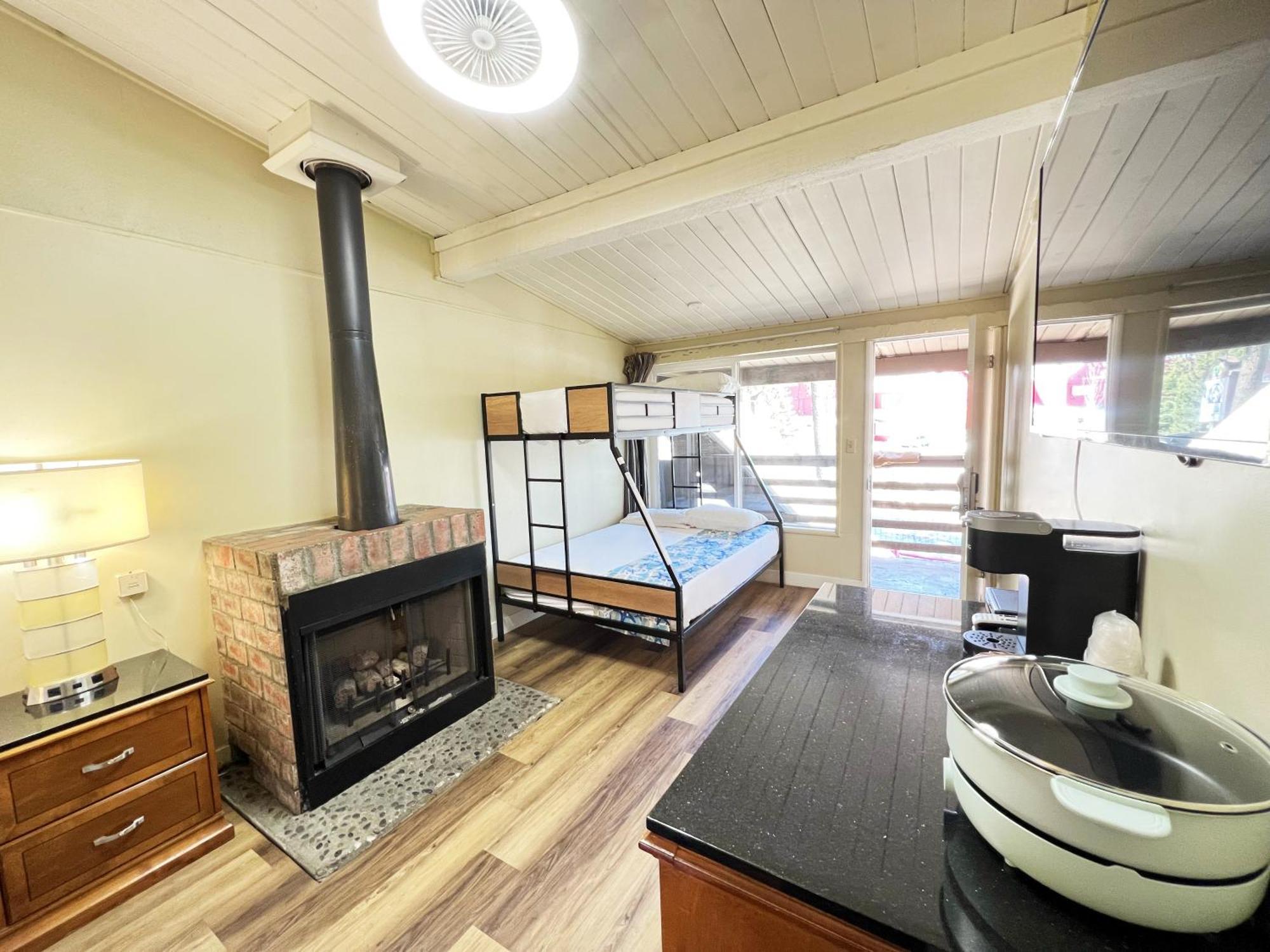 Omeo Suites Big Bear بيغ بير لاكي، سان بيرناردينو، كاليفورنيا الغرفة الصورة