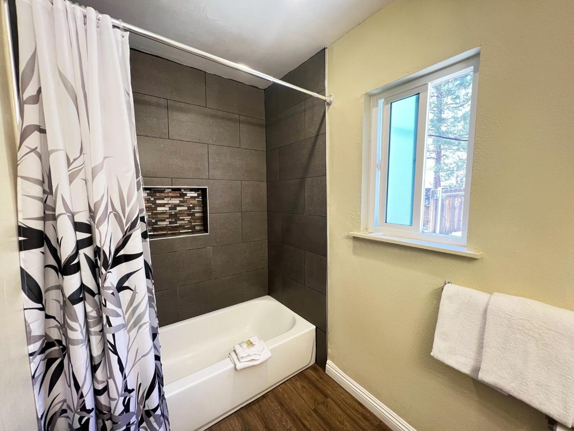 Omeo Suites Big Bear بيغ بير لاكي، سان بيرناردينو، كاليفورنيا الغرفة الصورة
